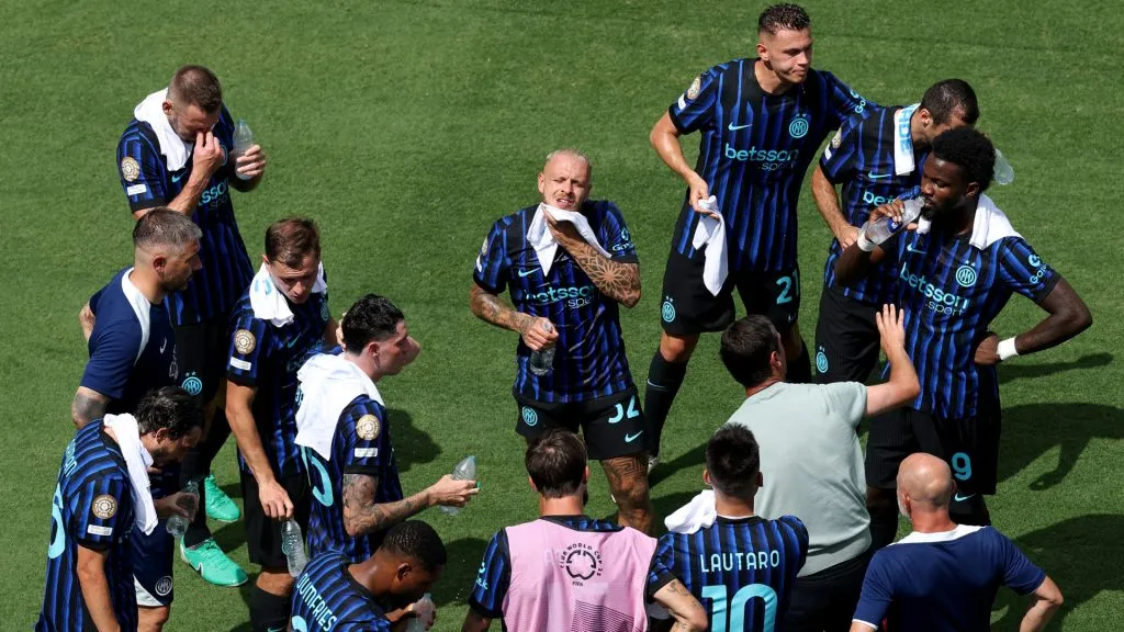 Federico Dimarco #32 of FC Intern Milan wipes his head with a towel during a cooling break during the FIFA Club World Cup 2025 round of 16 match against Fluminense. (Buda Mendes/Getty Images)