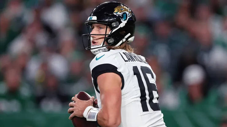 Trevor Lawrence #16 of the Jacksonville Jaguars passes in the second quarter of a game against the Philadelphia Eagles at Lincoln Financial Field on November 03, 2024 in Philadelphia, Pennsylvania