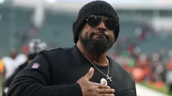 Head coach Mike Tomlin of the Pittsburgh Steelers acknowledges the fans after the game against the Cincinnati Bengals at Paycor Stadium on December 01, 2024 in Cincinnati, Ohio.