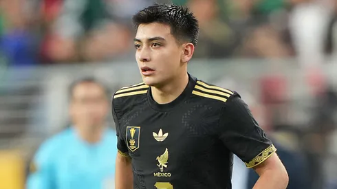 Gilberto Mora #7 of Mexico controls the ball against Honduras in the second half of the Concacaf Gold Cup semifinals game at Levi's Stadium on July 02, 2025.
