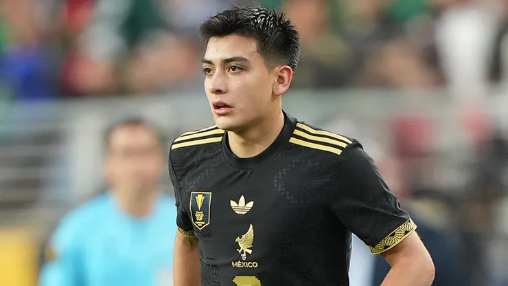 Gilberto Mora #7 of Mexico controls the ball against Honduras in the second half of the Concacaf Gold Cup semifinals game at Levi's Stadium on July 02, 2025.