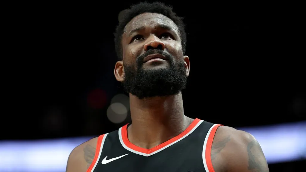 Deandre Ayton looking up