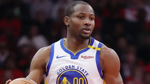 Jonathan Kuminga #00 of the Golden State Warriors drives against the Houston Rockets.