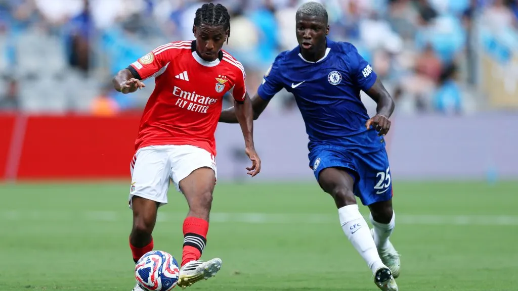 Leandro Barreiro #18 of SL Benfica controls the ball whilst under pressure from Moises Caicedo #25 of Chelsea FC during the FIFA Club World Cup 2025 round of 16 match. (Buda Mendes/Getty Images)