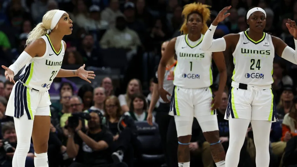 Arike Ogunbowale and DiJonai Carrington