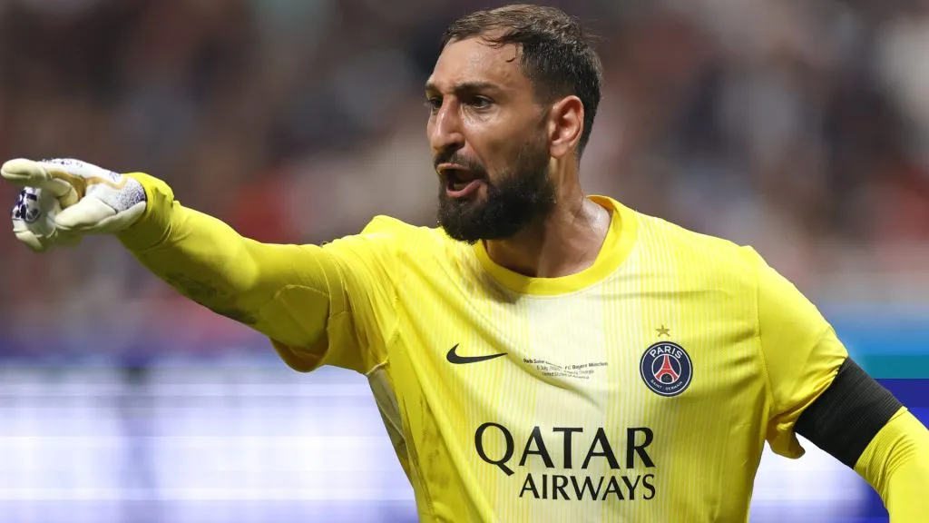 Gianluigi Donnarumma points to something