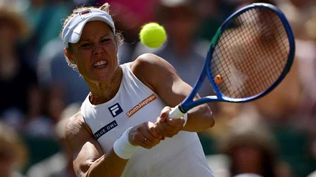 Laura Siegemund plays a backhand in Wimbledon (Hannah Peters/Getty Images)