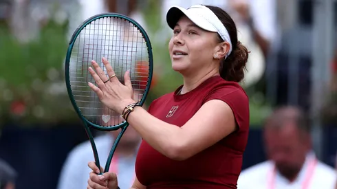 Amanda Anisimova of United States acknowledges the crowd following victory over Emma Navarro of United States during the Women's Singles Quarter Final match on Day Five of the 2025 HSBC Championships.