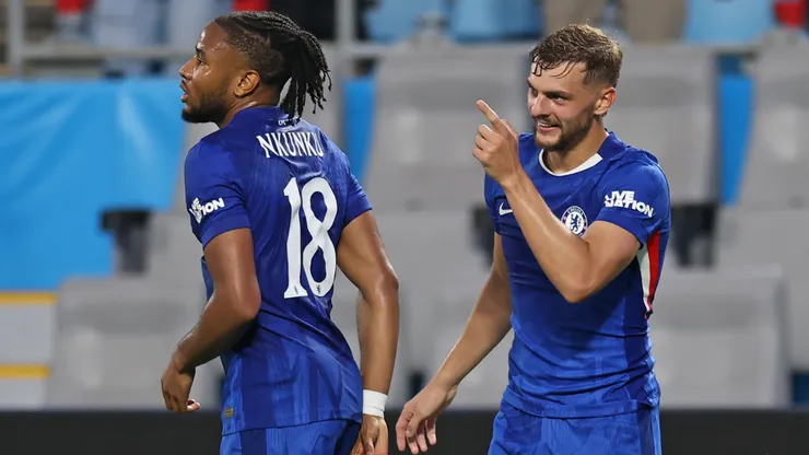 : Kiernan Dewsbury-Hall #22 of Chelsea FC celebrates after scoring his team's fourth goal with teammates Christopher Nkunku during the FIFA Club World Cup 2025 round of 16 match between SL Benfica and Chelsea FC