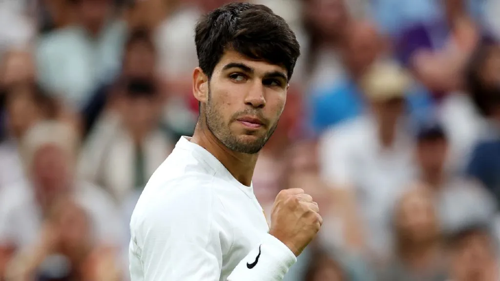 Carlos Alcaraz celebrates a point