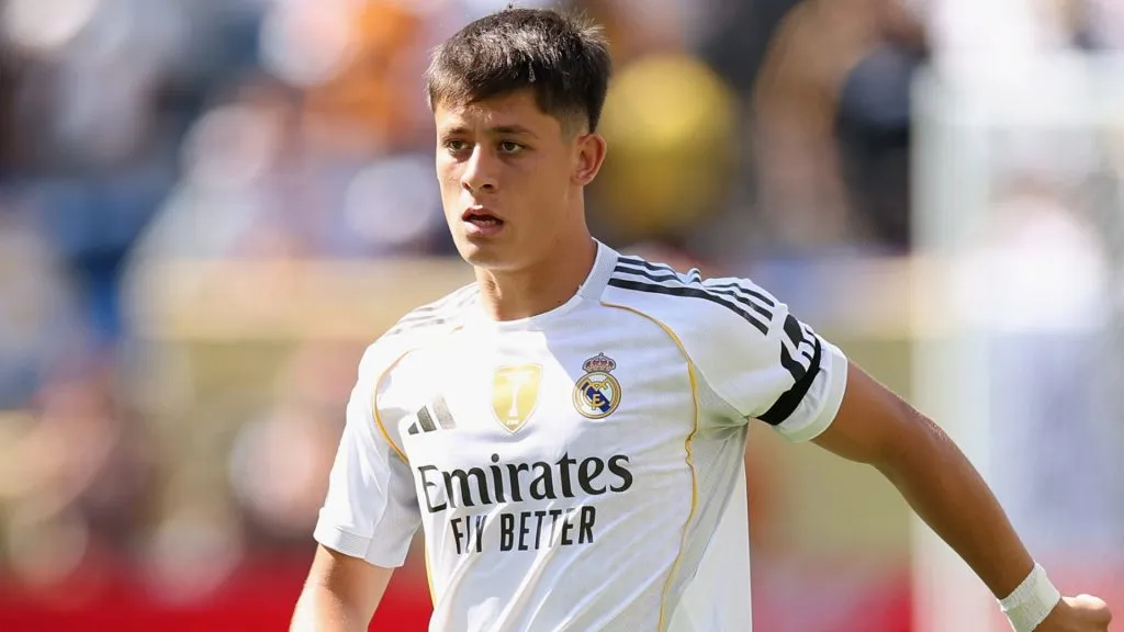 Arda Gueler #15 of Real Madrid C.F. controls the ball during the FIFA Club World Cup 2025 quarter final match between Real Madrid CF and Borussia Dortmund. (Source: Luke Hales/Getty Images)