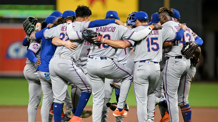 The New York Mets celebrate after a 7-6 victory against the Baltimore Orioles at Oriole Park at Camden Yards on July 08, 2025 in Baltimore, Maryland.