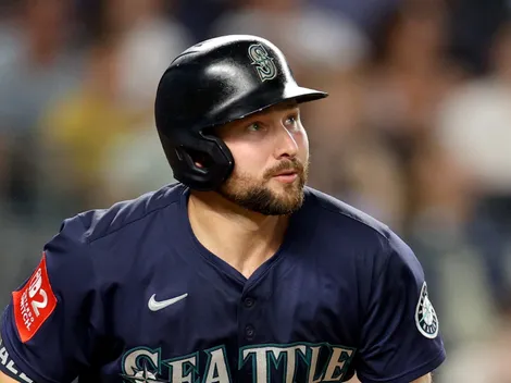 Ex-NHL player catches Raleigh’s home run and immediately does the unthinkable