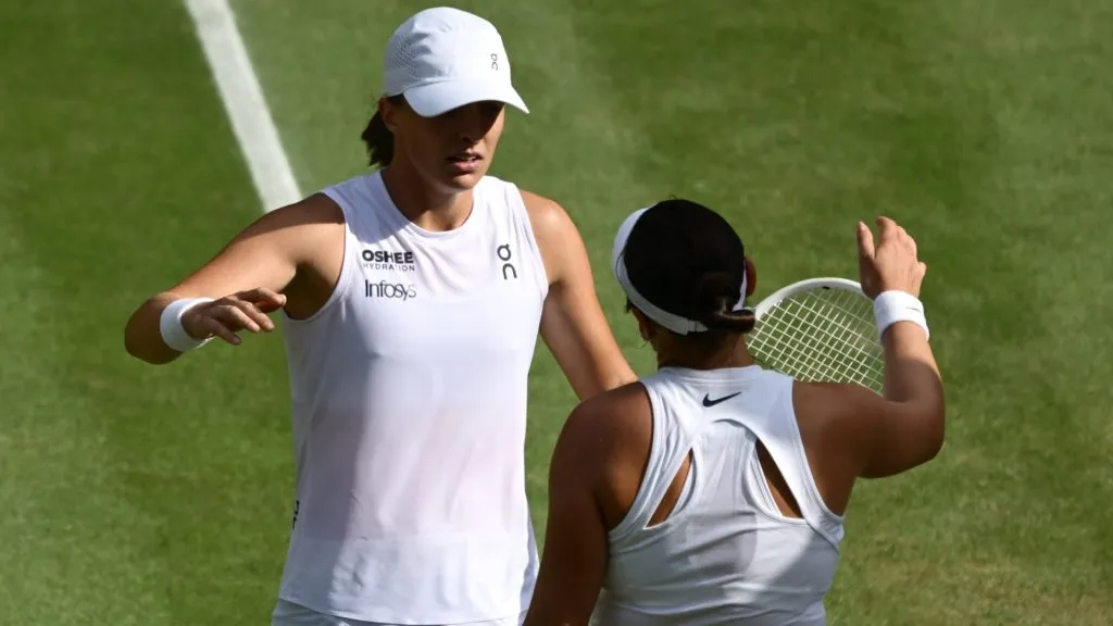 Iga Swiatek greeting Amanda Anisimova