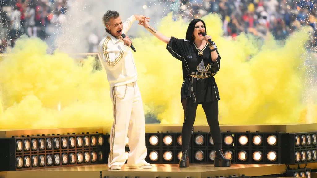 Robbie Williams and Laura Pausini perform prior to the FIFA Club World Cup 2025 Final match between Chelsea FC and Paris Saint-Germain at MetLife Stadium on July 13, 2025. (Source: David Ramos/Getty Images)
