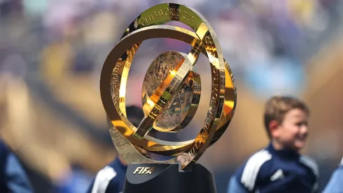 Do the FIFA Club World Cup 2025 champions get automatic qualification for the 2029 tournament?