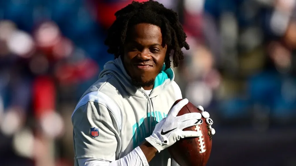 Teddy Bridgewater #5 of the Miami Dolphins warms up against the New England Patriots at Gillette Stadium on January 01, 2023. (Source: Billie Weiss/Getty Images)