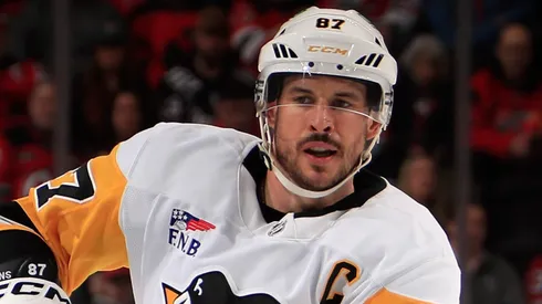 Sidney Crosby during a Pittsburgh Penguins NHL game, as speculation grows about his future linked to teammate Evgeni Malkin’s retirement decision.
