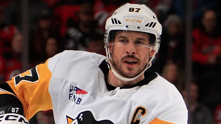 Sidney Crosby during a Pittsburgh Penguins NHL game, as speculation grows about his future linked to teammate Evgeni Malkin’s retirement decision.