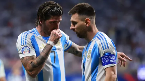 Rodrigo De Paul speaks with Lionel Messi during the 2024 Copa America match between Argentina and Canada