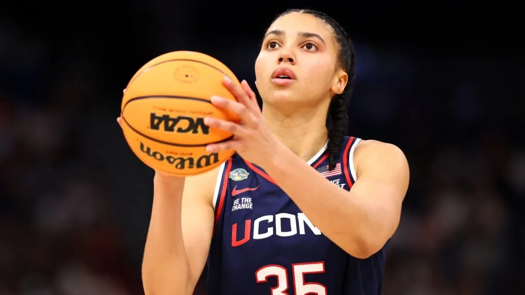 Azzi Fudd attempts a free throw in the third quarter against the South Carolina Gamecocks in the National Championship of the NCAA Women’s Basketball Tournament. (Source: Maddie Meyer/Getty Images)