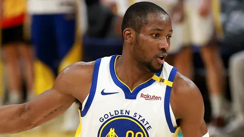 Golden State Warriors, Jonathan Kuminga dribbles the ball.