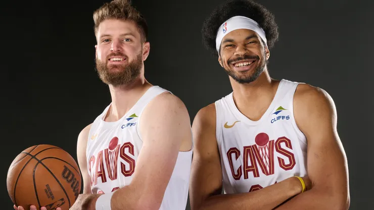 Dean Wade #32 and Jarrett Allen #31 of the Cleveland Cavaliers