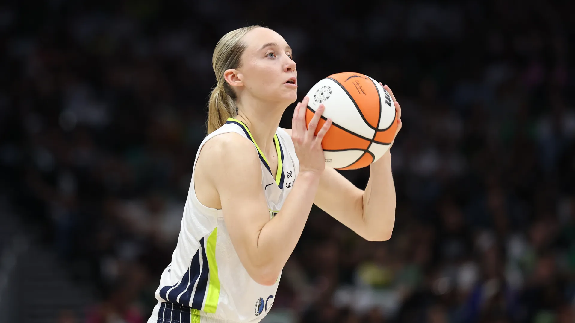 paige bueckers shoots