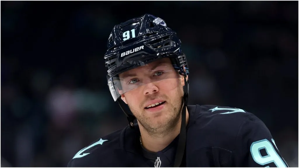 Daniel Sprong #91 of the Seattle Kraken warms up before the game against the New York Islanders at Climate Pledge Arena on November 16, 2024 in Seattle, Washington.