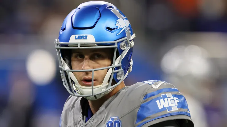 Jared Goff #16 of the Detroit Lions warms up pior to their game against the Las Vegas Raiders at Ford Field on October 30, 2023 in Detroit, Michigan.