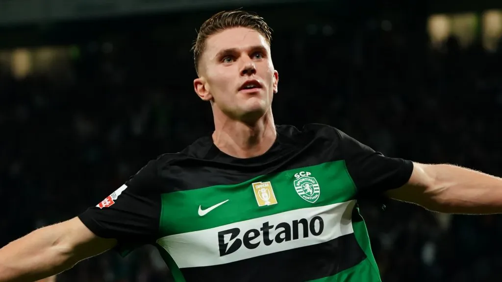 Viktor Gyokeres of Sporting CP celebrates after scoring a goal during the Liga Portugal Betclic match between Sporting CP and CF Estrela da Amadora on November 1, 2024. (Source: Gualter Fatia/Getty Images)