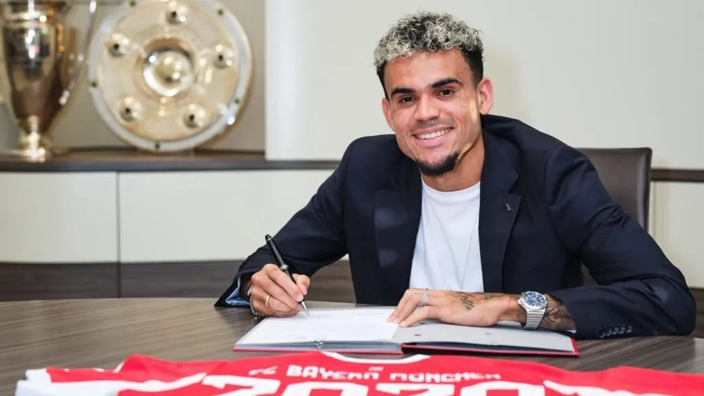 Luis Diaz signing his contract with Bayern Munich in 2025. (Source: @fcbayern)