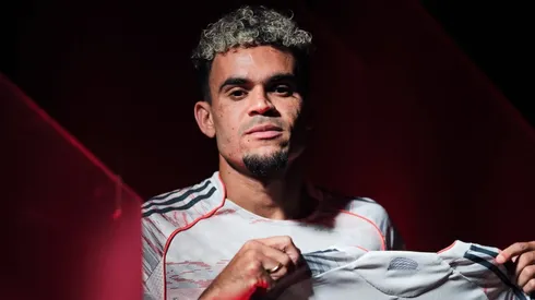 Luis Diaz with his Bayern Munich jersey in 2025.