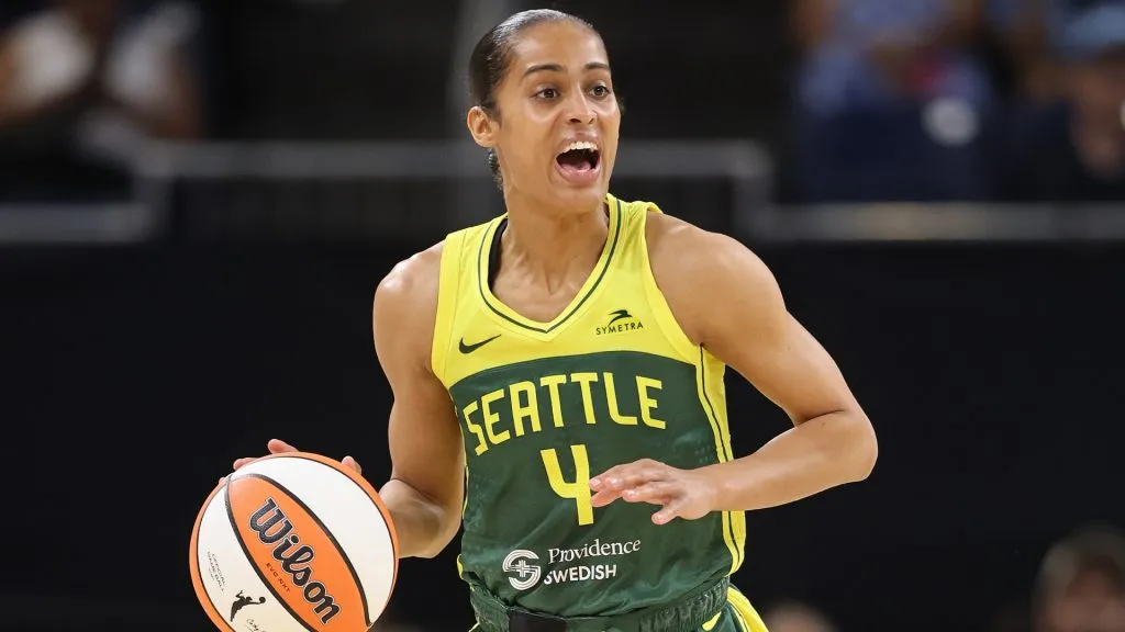 Skylar Diggins #4 of the Seattle Storm dribbles up the court against the Chicago Sky during the first half at Wintrust Arena on July 24, 2025. (Source: Michael Reaves/Getty Images)