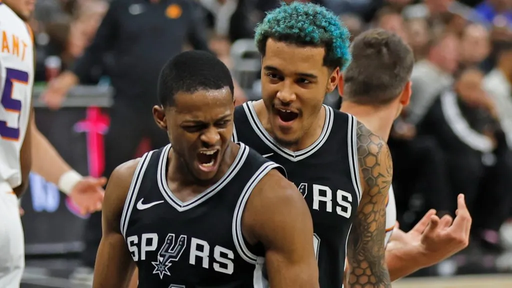 De’Aaron Fox #4 of the San Antonio Spurs celebrates after his basket with teammate Jeremy Sochan #10 in the second half against the Phoenix Suns.