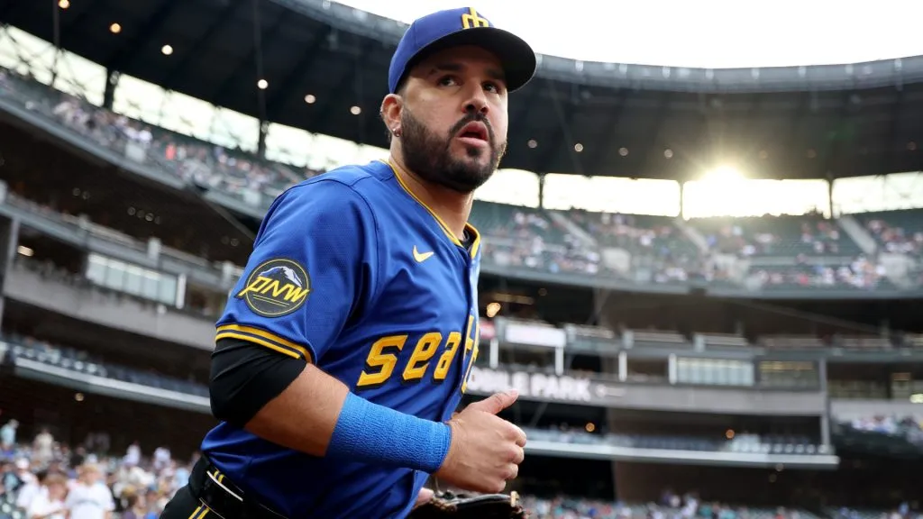 Eugenio Suárez #28 of the Seattle Mariners takes the field for warmups before the game against the Texas Rangers at T-Mobile Park on July 31, 2025. (Source: Steph Chambers/Getty Images)