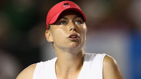 Vera Zvonareva of Russia talks to the chair umpire in her semifinal match against Dinara Safina of Russia during day eleven of the 2009 Australian Open.