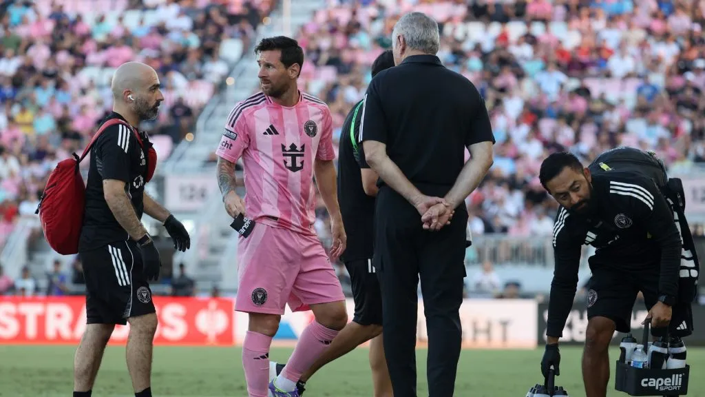 Lionel Messi leaves the pitch after receiving medical attention during the match against Necaxa (Leonardo Fernandez/Getty Images)