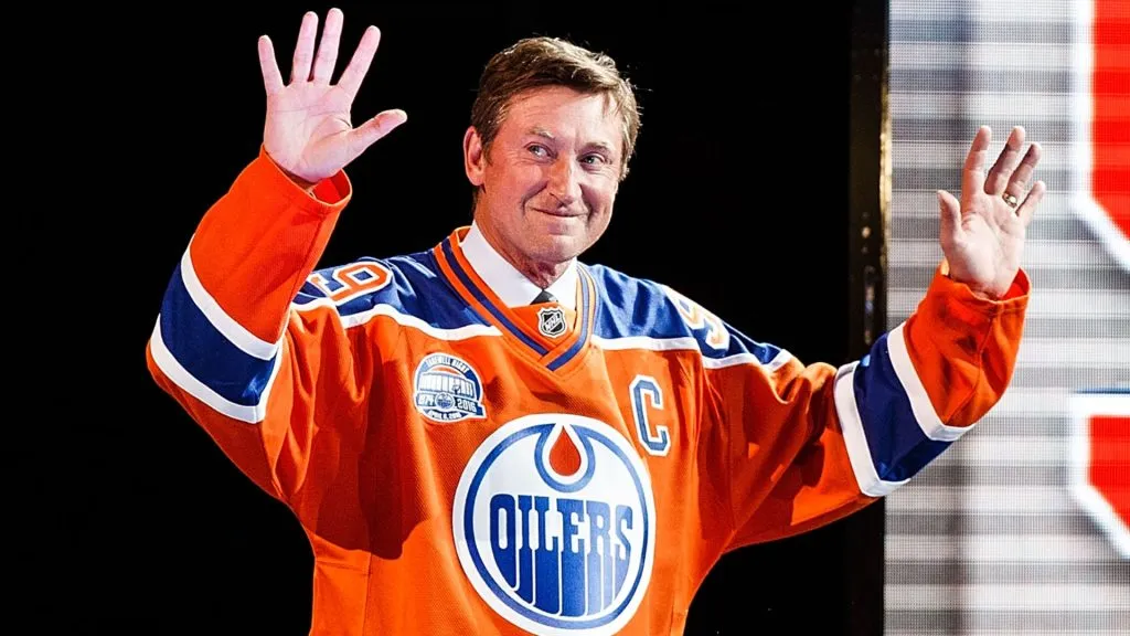 Wayne Gretzky greets fans during the closing ceremonies at Rexall Place following the game between the Edmonton Oilers and the Vancouver Canucks on April 6, 2016. (Source: Codie McLachlan/Getty Images)