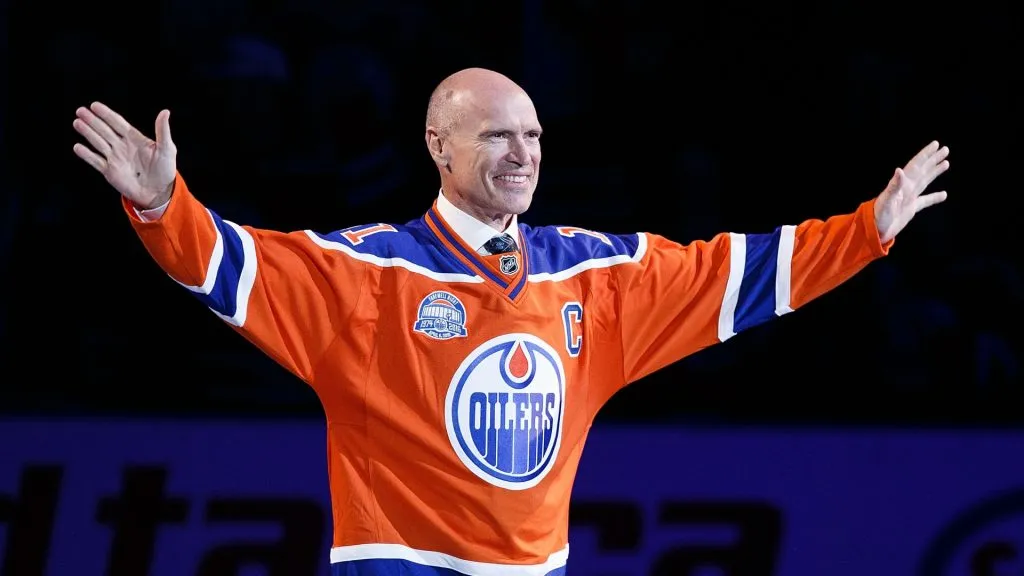 Mark Messier greets fans during the closing ceremonies at Rexall Place following the game between the Edmonton Oilers and the Vancouver Canucks on April 6, 2016. (Source: Codie McLachlan/Getty Images)