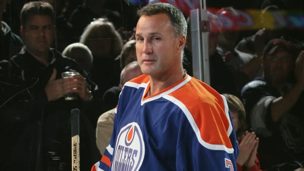 The fans clap for Edmonton Oilers great Paul Coffey #7 during a retirement special ceremony before the game against the Phoenix Coyotes on October 18, 2005. (Source: Tim Smith/Getty Images)