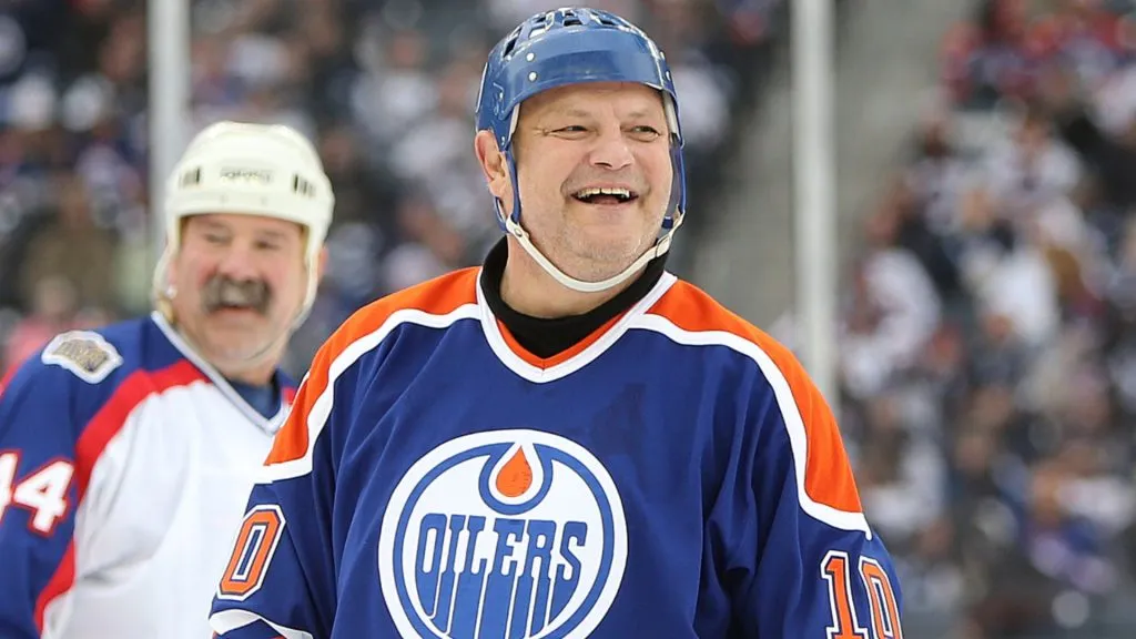 Esa Tikkanen #10 of the Edmonton Oilers alumni has a laugh with Moe Mantha #22 of the Winnipeg Jets alumni during the 2016 Tim Hortons NHL Heritage Classic alumni hockey game. (Source: Jason Halstead /Getty Images)