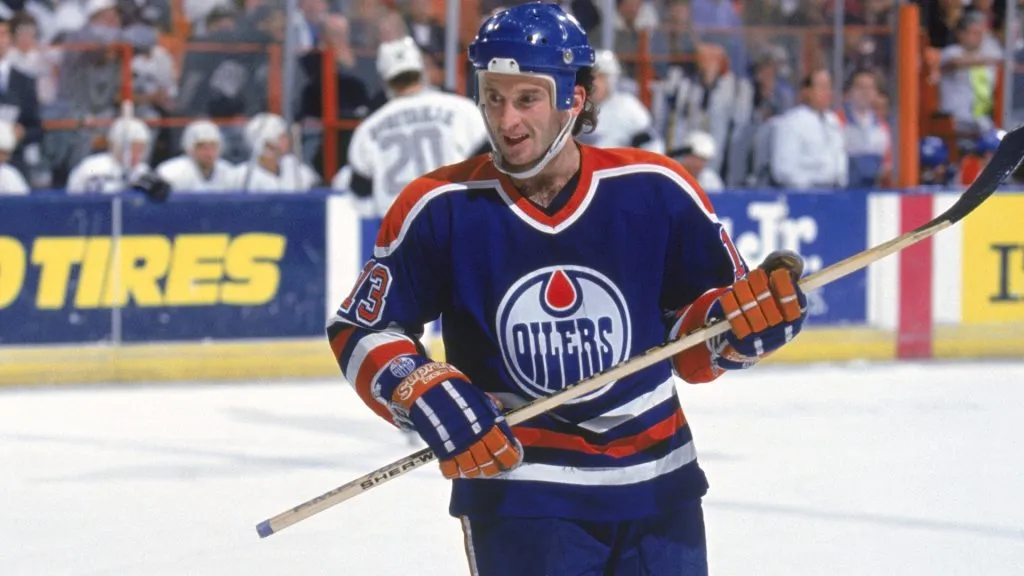 Forward Ken Linseman #13 of the Edmonton Oilers skates on the ice during a game against the Los Angeles Kings at the Great Western Forum on December 15, 1990. (Source: Mike Powell/Getty Images)