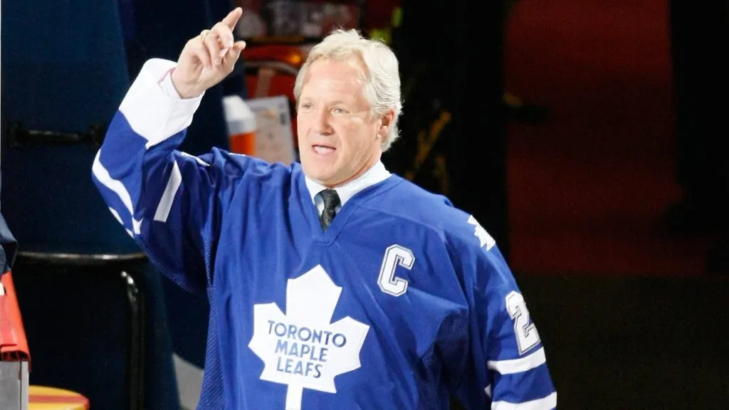 Darryl Sittler waves to fans during pre-game ceremonies before the game between the Toronto Maple Leafs and the Montreal Canadiens at the Bell Centre on January 08, 2009. (Source: Richard Wolowicz/Getty Images)