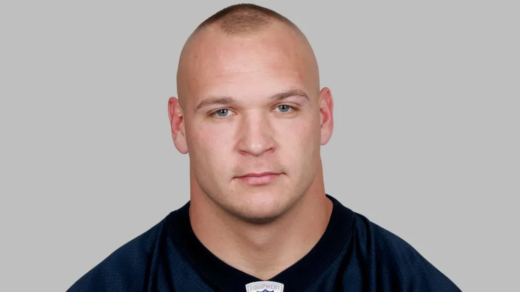 Brian Urlacher of the Chicago Bears poses for his 2006 NFL headshot at photo day in Chicago. (Source: Getty Images)