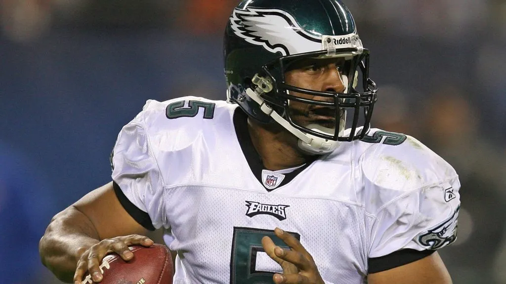 Donovan McNabb #5 of the Philadelphia Eagles rolls out to pass against the Chicago Bears at Soldier Field on November 22, 2009. (Source: Jonathan Daniel/Getty Images)