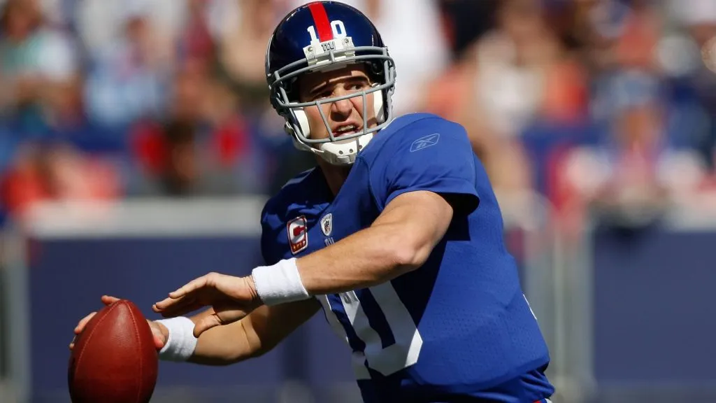 Eli Manning #10 of the New York Giants drops back to pass against the Oakland Raiders during the game on October 11, 2009. (Source: Jared Wickerham/Getty Images)