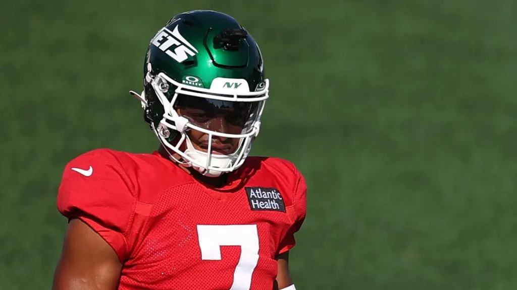 Justin Fields #7 of the New York Jets practices during training camp at Atlantic Health Jets Training Center on July 28, 2025 in Florham Park, New Jersey.