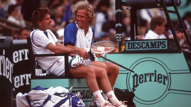Jimmy Connors taks to Vitas Gerulaitis during a break in Roland Garros. (Getty Images)