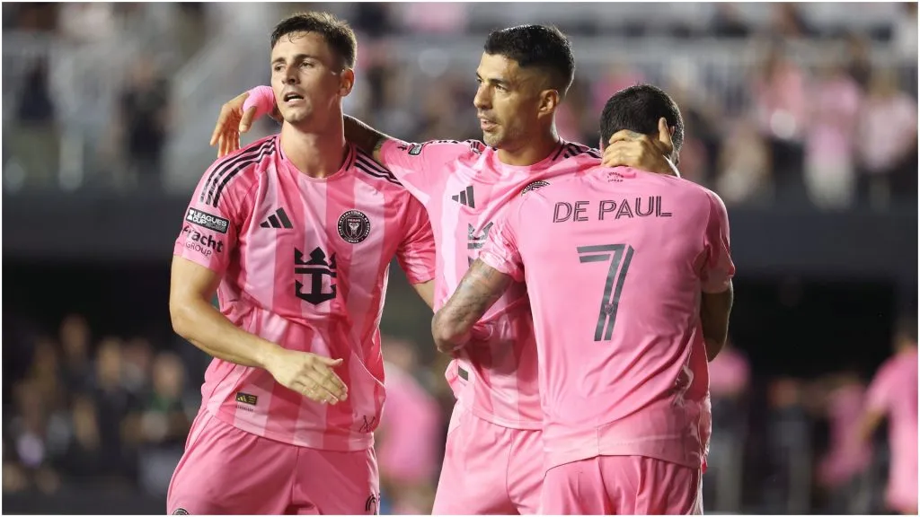 Tadeo Allende, Luis Suarez and Rodrigo De Paul celebrating